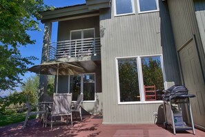 Outdoor dining - Aspen Grove Retreat: Fireplace, Balcony, Close to Grand Targhee (Driggs)