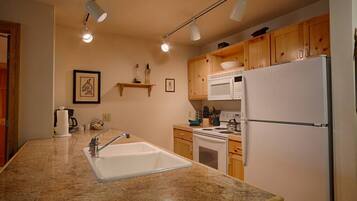 冰箱、微波炉、烤箱、炉灶