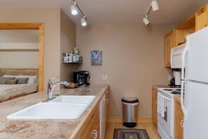 Jääkaappi, mikroaaltouuni, uuni, liesi