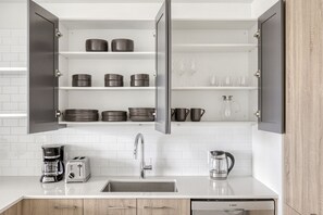 Réfrigérateur, micro-ondes, four, plaque de cuisson