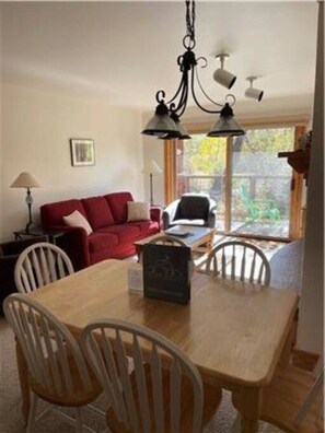 Smart TV, fireplace - Mountain Breeze Retreat: Condo, Great for Large Families, Close to Targhee (Driggs)