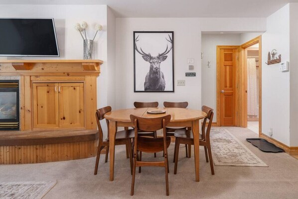 Dining - Alpine Haven: Cozy Condo Near Grand Targhee, Skiing, Biking (Driggs)