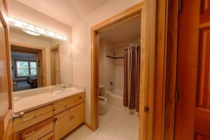 Hair dryer, towels - Cute & Cozy Condo: Close to Grand Targhee, skiing, mountain biking (Driggs)