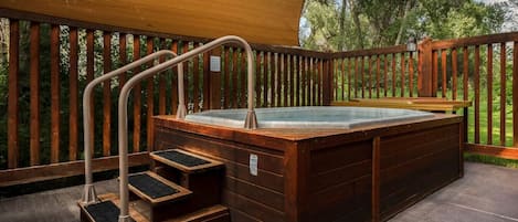 Outdoor spa tub