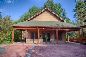 Exterior - Cute & Cozy Condo: Close to Grand Targhee, skiing, mountain biking (Driggs)