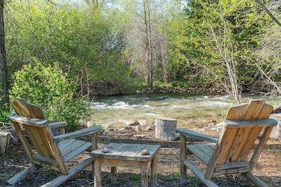 Cute & Cozy Condo: Close to Grand Targhee, skiing, mountain biking