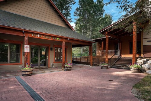 Grizzly Bear Den: Near Targhee, Sleeps 6, Hot Tub