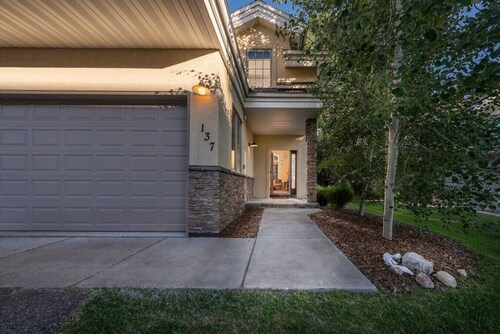 Alpine Meadows: Creekside, Aspen Views, Light & Spacious, Fireplace & 2-car garage