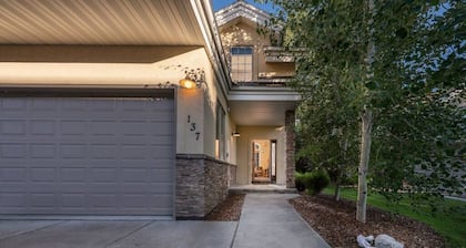 Alpine Meadows: Creekside, Aspen Views, Light & Spacious, Fireplace & 2-car garage