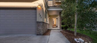 Alpine Meadows: Creekside, Aspen Views, Light & Spacious, Fireplace & 2-car garage