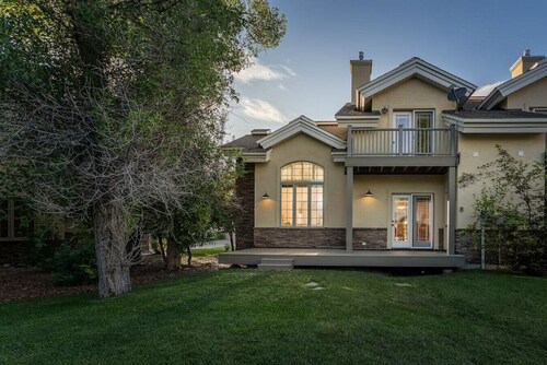 Alpine Meadows: Creekside, Aspen Views, Light & Spacious, Fireplace & 2-car garage