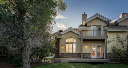 Alpine Meadows: Creekside, Aspen Views, Light & Spacious, Fireplace & 2-car garage