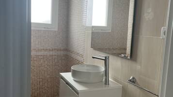 Suihku, hiustenkuivaaja, pyyhkeet