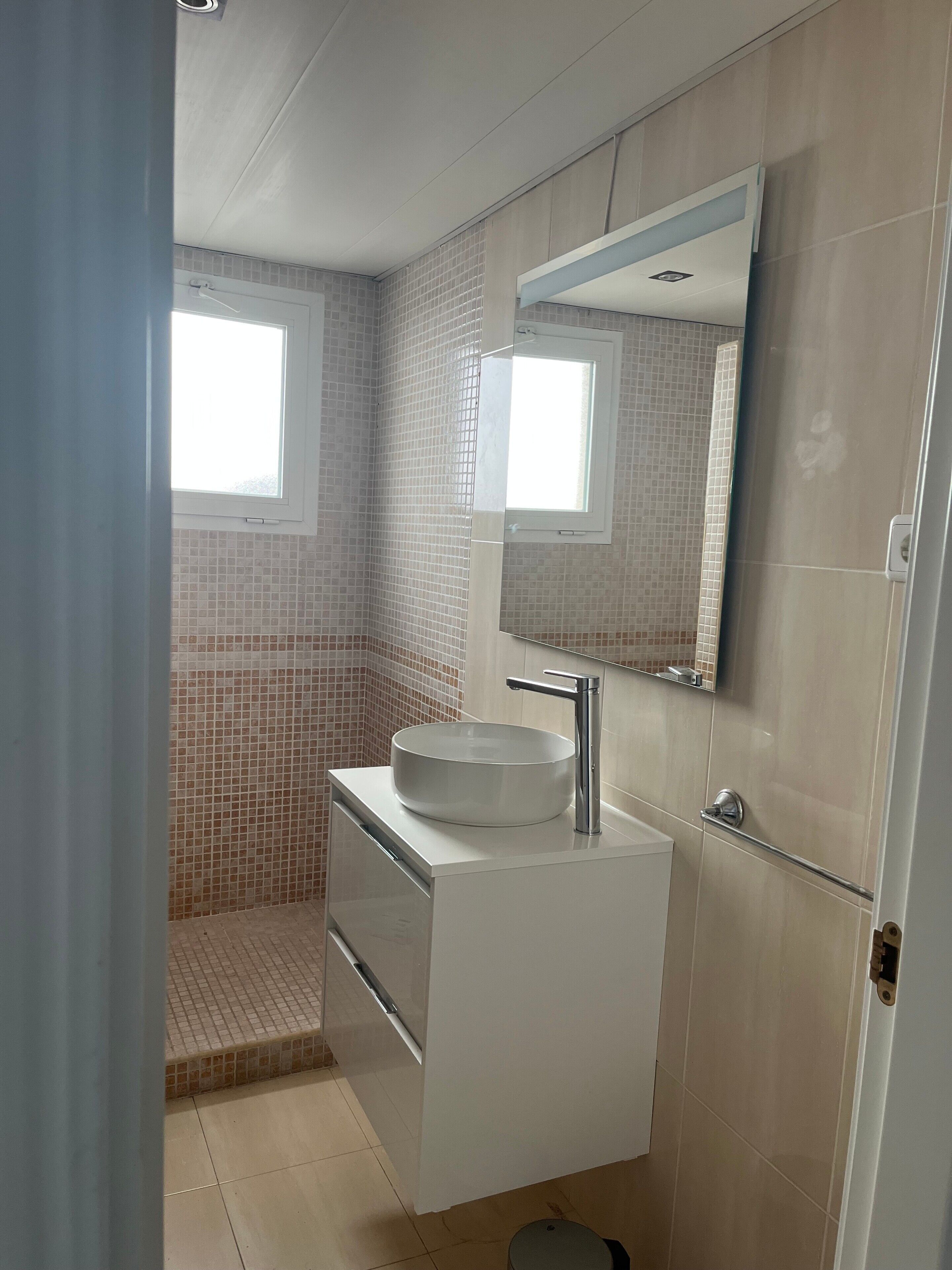 Dusche, Haartrockner, Handtücher