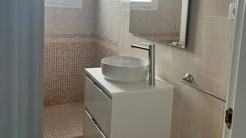 Dusche, Haartrockner, Handtücher