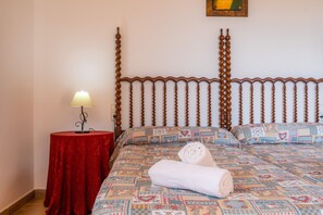 3 makuuhuonetta, silitysrauta/-lauta, ilmainen Wi-Fi, vuodevaatteet