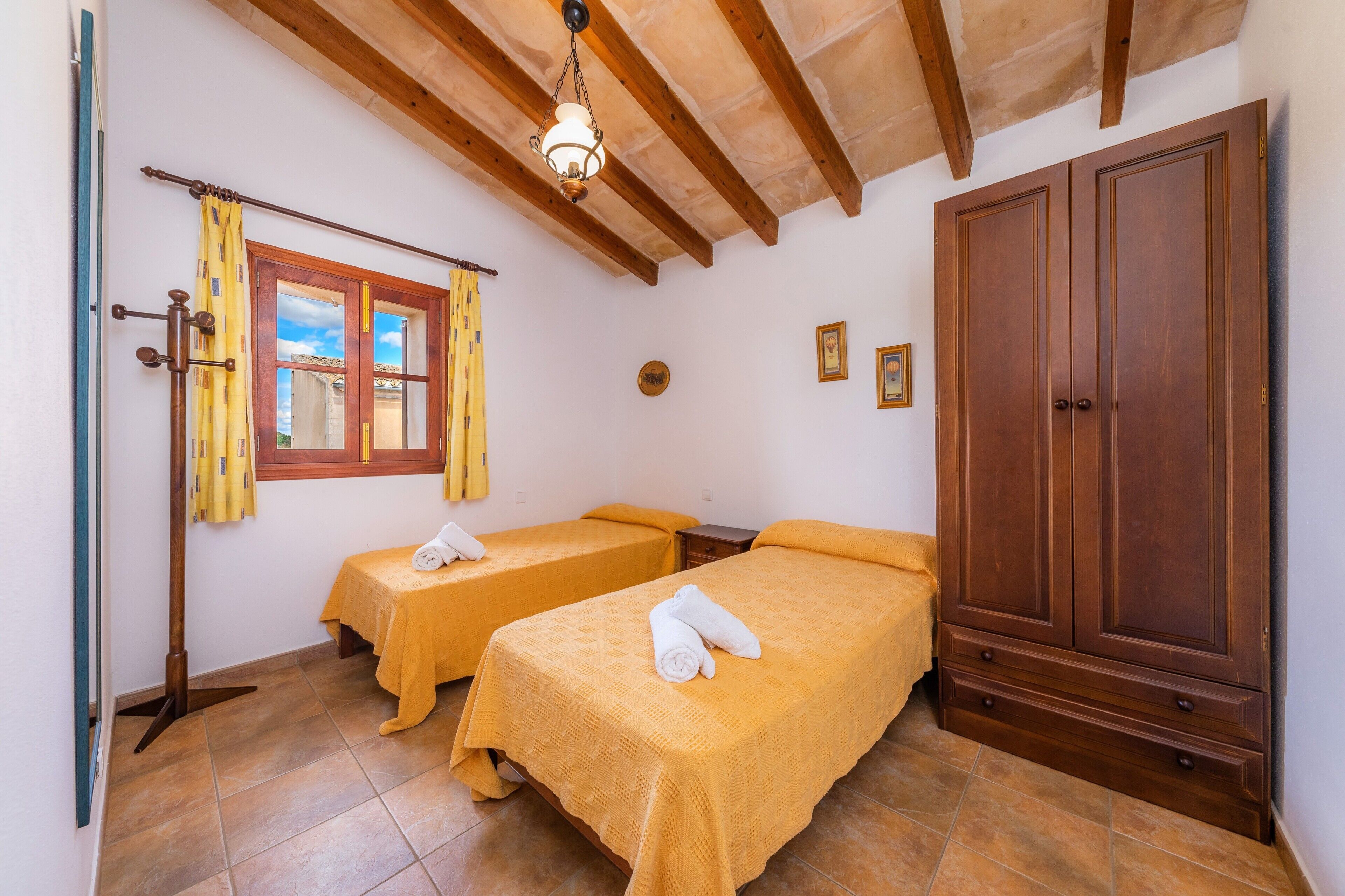 3 bedrooms, iron/ironing board, free WiFi, bed sheets