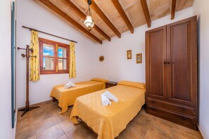 3 bedrooms, iron/ironing board, free WiFi, bed sheets - Vacation Home 'Cas Casai' with Mountain View, Pool & Wi-Fi (Son Negre)