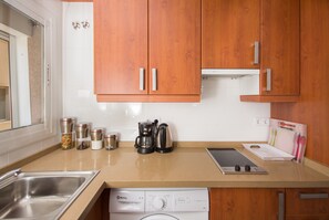 Fridge, microwave, oven, stovetop - Apartment "Studio 1 - Sea Front" Near the Beach with Sea View, Balcony, Terrace & Garden (Rincón de La Victoria)