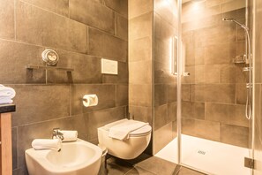 Een douche, handdoeken