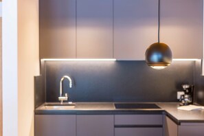 Refrigerador, placa de cocina, utensilios de cocina