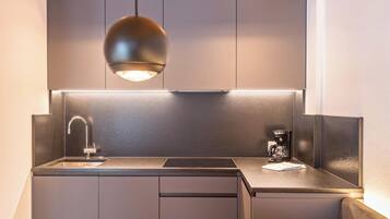 Geladeira, cooktop, talheres/pratos/utensílios de cozinha