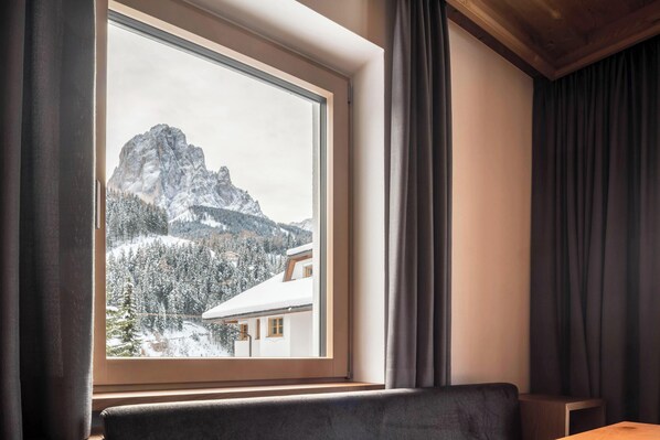 Interior - Apartment "La Grambla Mont Seuc" with Mountain View, Balcony & Wi-Fi (St.Christina)