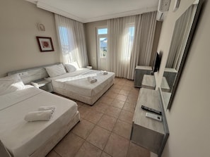 Tremannsrom – classic | Minibar, blendingsgardiner, lydisolert og strykejern/-brett