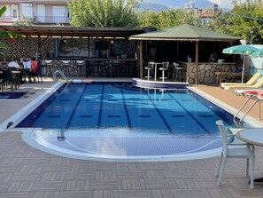 Una piscina al aire libre