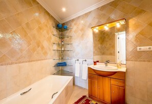 Bathtub, free toiletries, hair dryer, towels - Apartment "Capricho Montepino 1 Las Palomas" with Pool, Wi-Fi, A/C, Terraces & Garden (La Herradura)