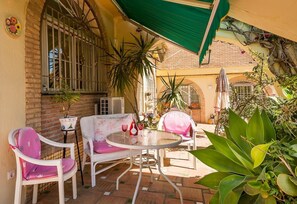 Outdoor dining - Apartment "Capricho Montepino 1 Las Palomas" with Pool, Wi-Fi, A/C, Terraces & Garden (La Herradura)