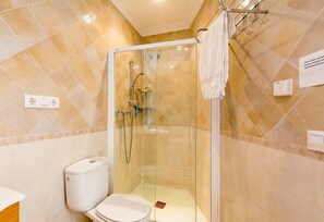 Badewanne, kostenlose Toilettenartikel, Haartrockner, Handtücher