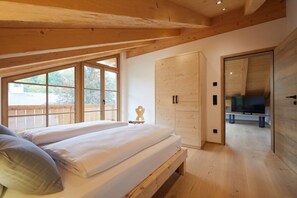 2 soveværelser, pengeskab på værelset, strygejern/strygebræt