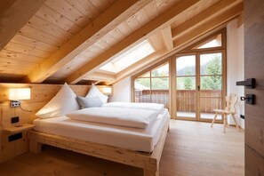 2 makuuhuonetta, tallelokero huoneessa, silitysrauta/-lauta