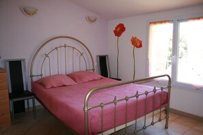 1 slaapkamer, een strijkplank/strijkijzer, gratis wifi