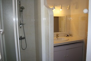 Douche, sèche-cheveux
