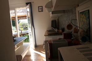 Eine Küche mit Fenster, Toaster und Spüle.