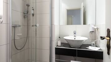 Business-Doppelzimmer | Badezimmer | HandtĂŒcher, Seife, Toilettenpapier