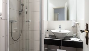 Business-Doppelzimmer | Badezimmer | Handtücher, Seife, Toilettenpapier
