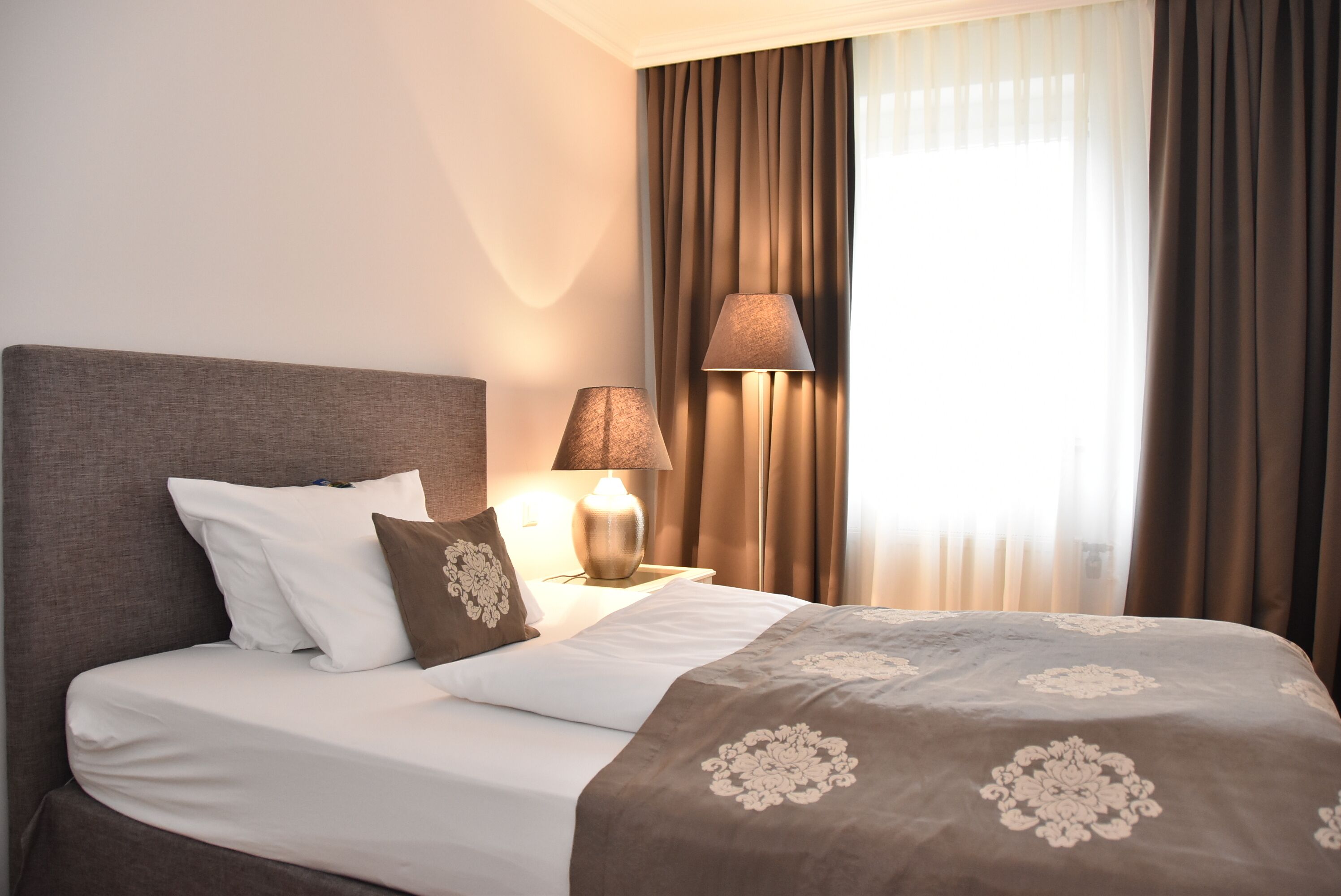 Habitación empresarial individual | Escritorio, wifi gratis y ropa de cama 