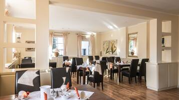 TĂ€gliches FrĂŒhstĂŒcksbuffet (14.90 EUR pro Person)