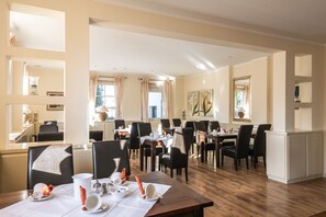 Tägliches Frühstücksbuffet (14.90 EUR pro Person)