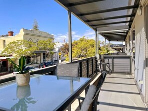 Outdoor dining - Chefs Kitchen with large balcony (Fremantle)