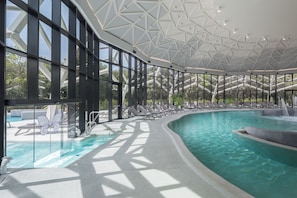 Outdoor pool, pool umbrellas, pool loungers - Luxury Beach Villas Porto Bus (Bale)