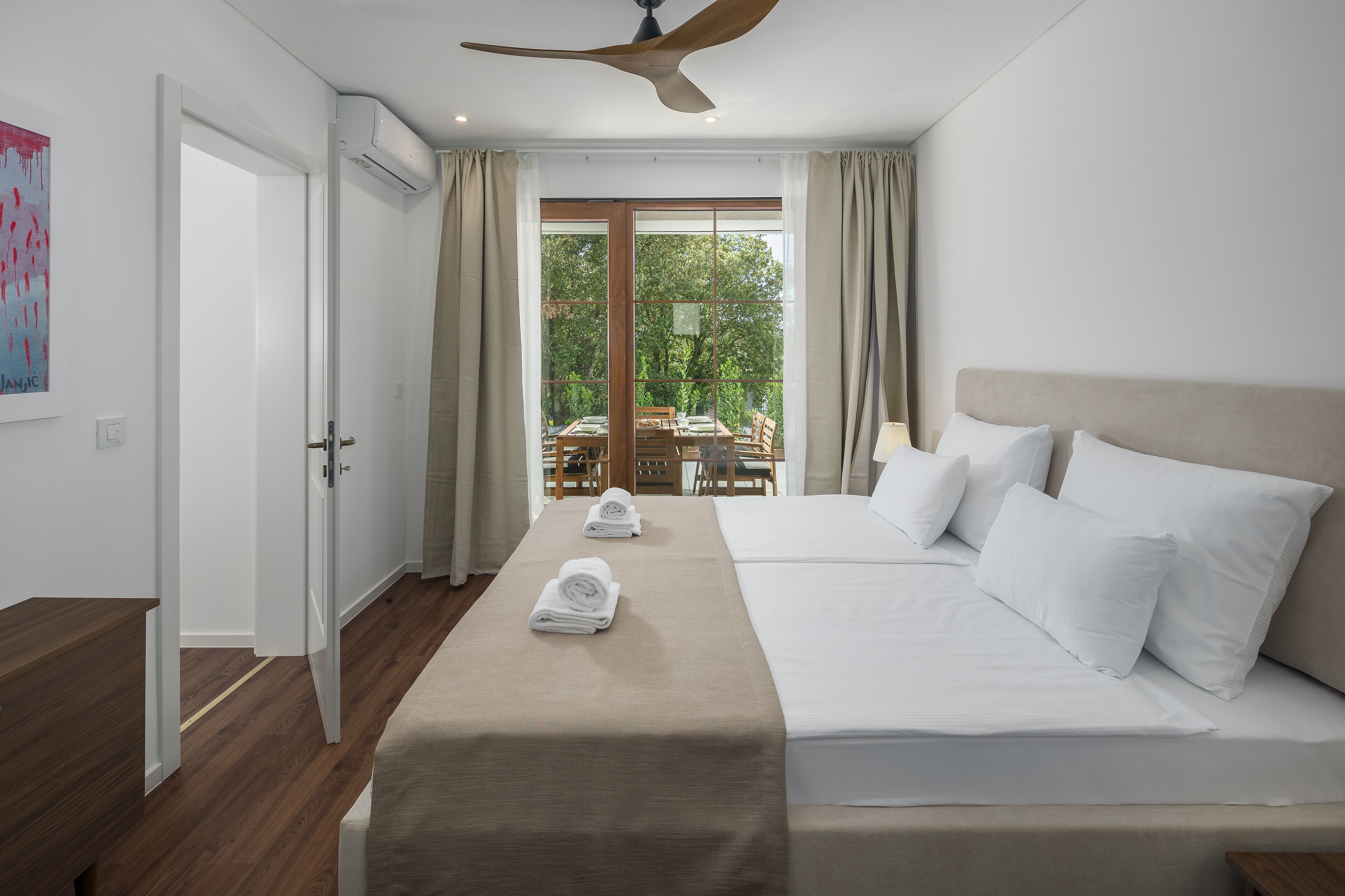Una camera d'albergo con un letto, una scrivania e vista sull'esterno.