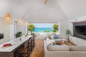 Beachfront Villa with swimming pool and Sea View | Khu phòng khách