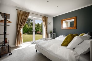 5 bedrooms, desk, iron/ironing board, WiFi - 'Boswenna' (Carbis Bay)