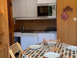 Kjøleskap, ovn, oppvaskmaskin og kaffetrakter/tekoker