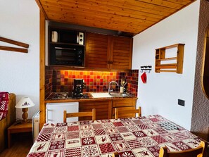 Kaffetrakter/tekoker, kjøleskap, mikrobølgeovn og ovn