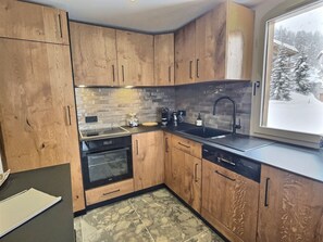 Réfrigérateur, un four, lave-vaisselle, grille-pain